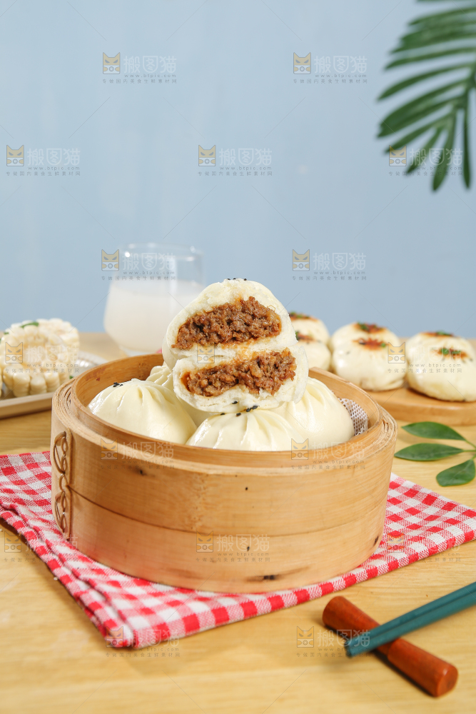 浅底上的牛肉包子