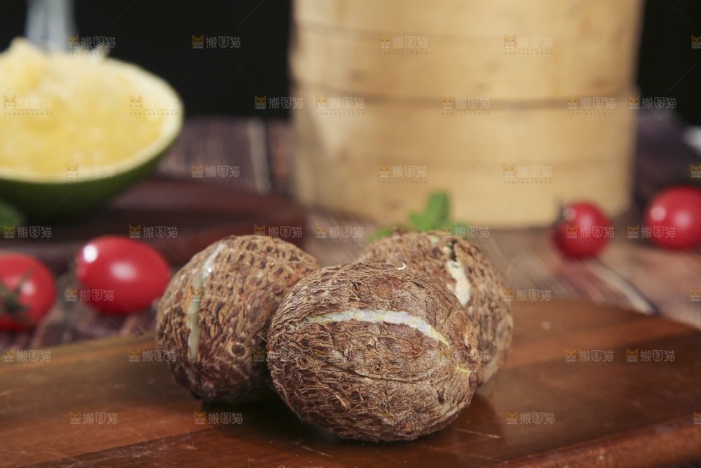 深底上的新鲜小芋头