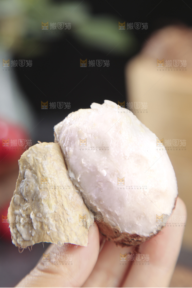 深底上的新鲜小芋头