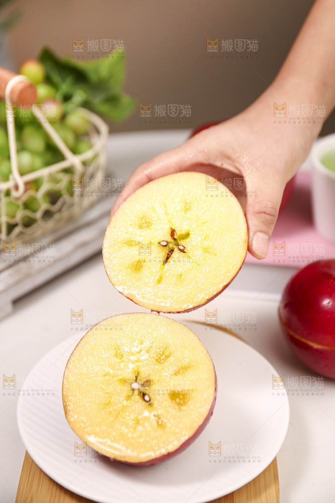 浅底上的糖心苹果