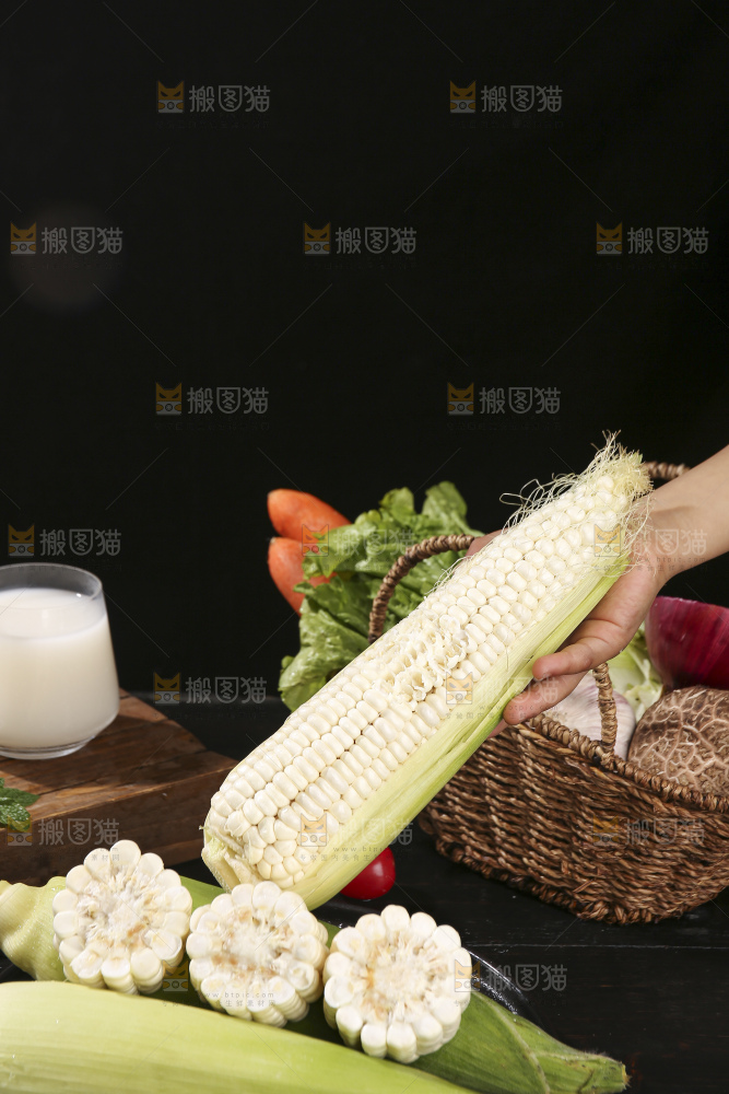 深底上的牛奶玉米