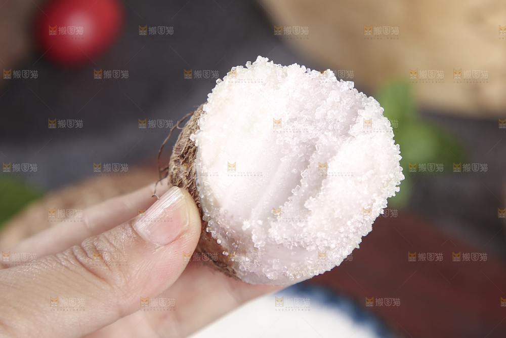 深底上的新鲜小芋头