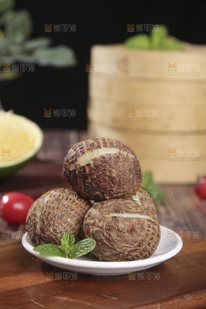 深底上的新鲜小芋头