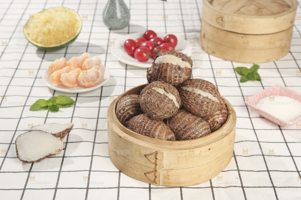 浅底上的新鲜小芋头