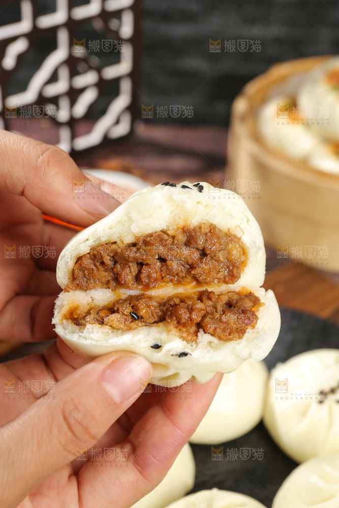 深底上的牛肉包子