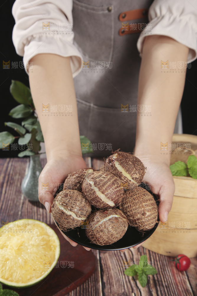 深底上的新鲜小芋头