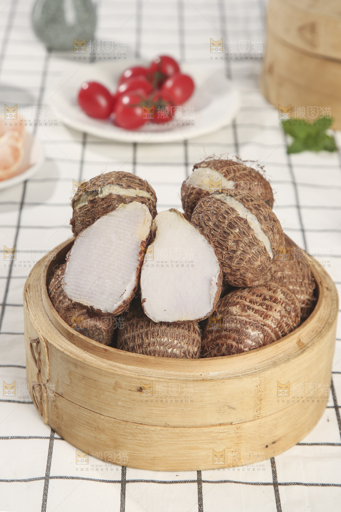 浅底上的新鲜小芋头