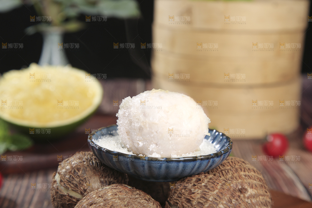 深底上的新鲜小芋头