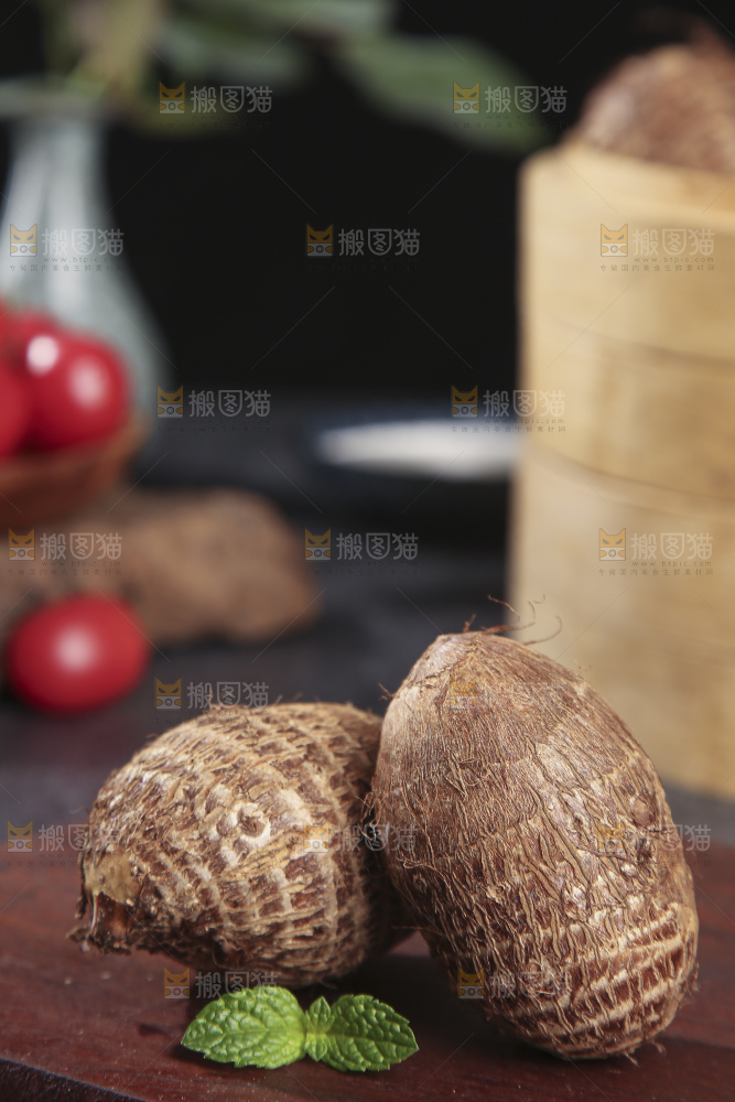 深底上的新鲜小芋头