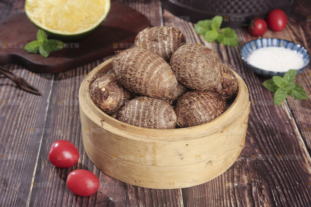 深底上的新鲜小芋头