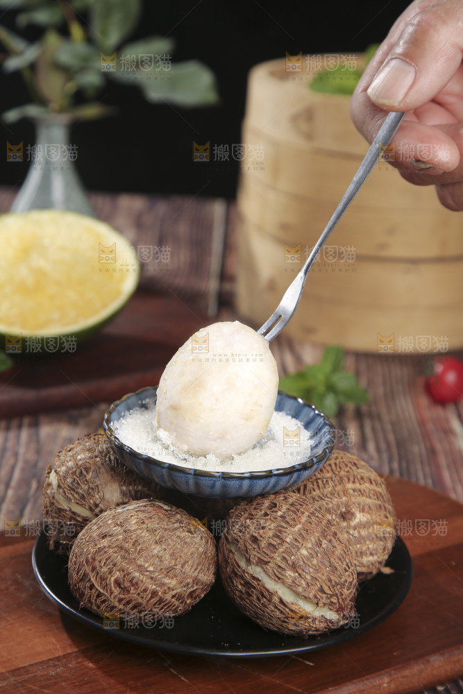 深底上的新鲜小芋头