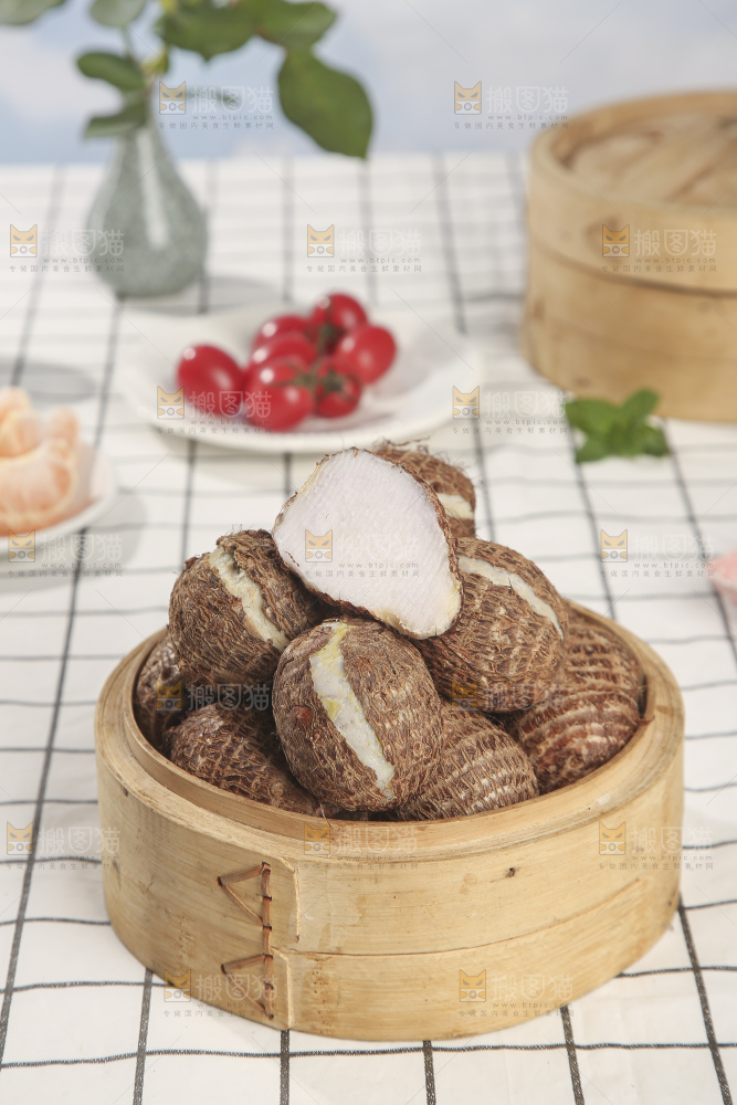 浅底上的新鲜小芋头