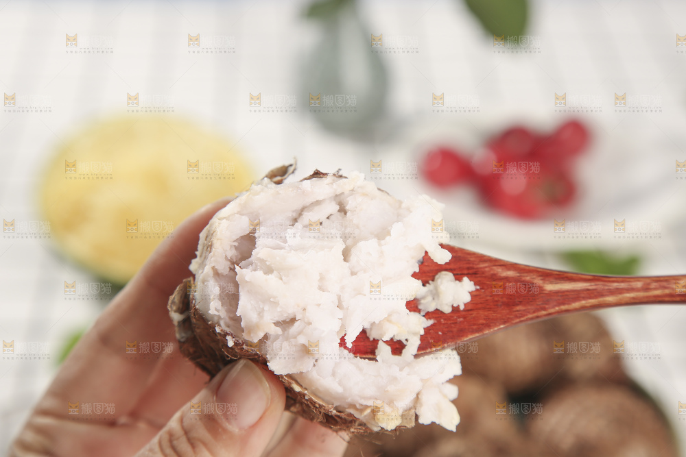 浅底上的新鲜小芋头