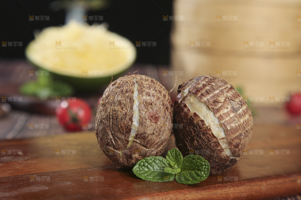 深底上的新鲜小芋头