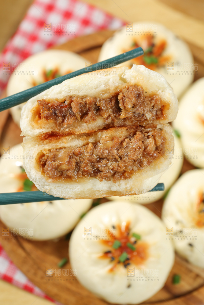 浅底上的牛肉包子