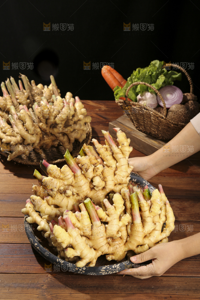 木底上的新鲜小黄姜