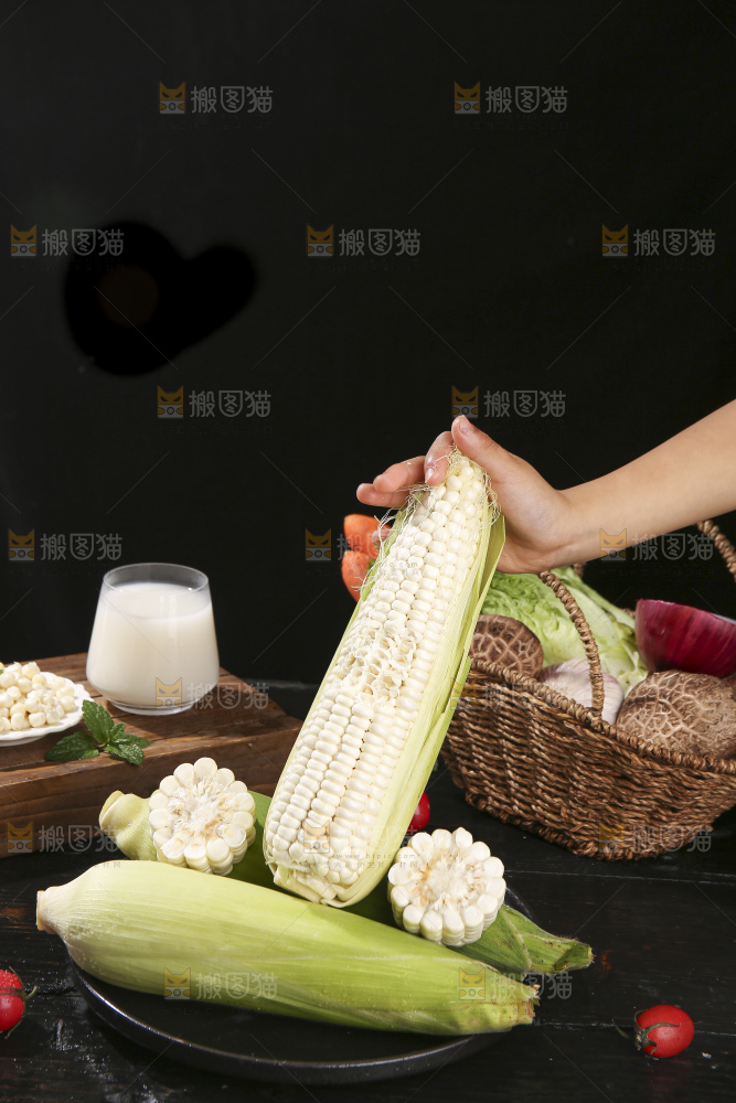 深底上的牛奶玉米