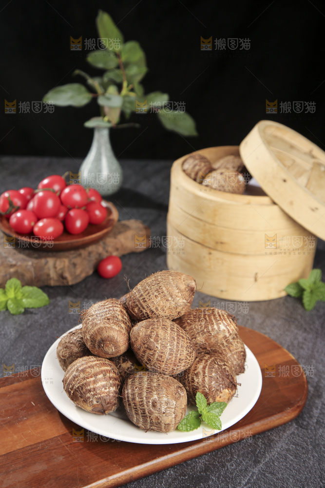 深底上的新鲜小芋头