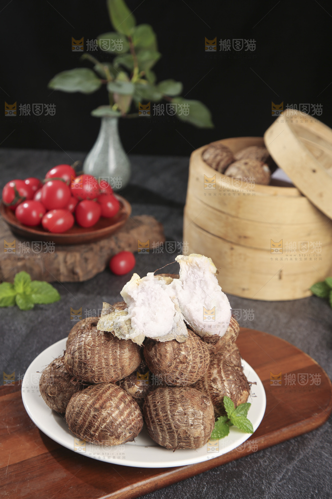 深底上的新鲜小芋头