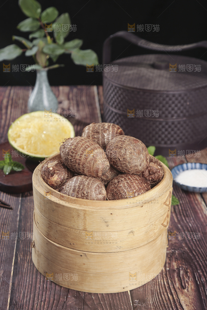 深底上的新鲜小芋头