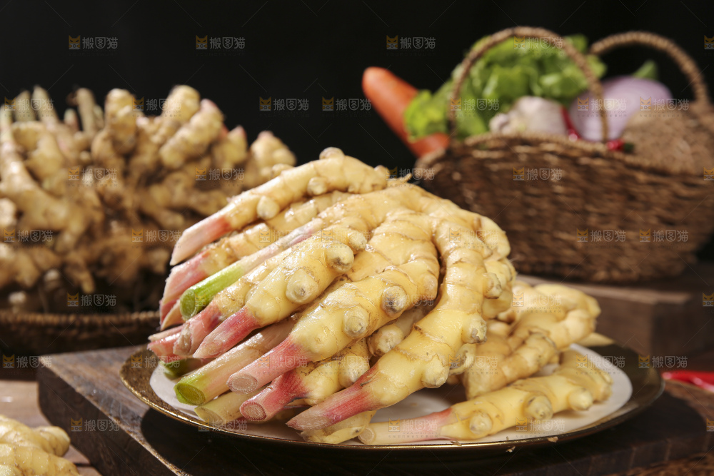 木底上的新鲜小黄姜