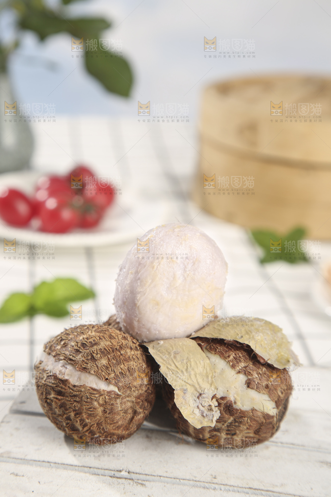 浅底上的新鲜小芋头