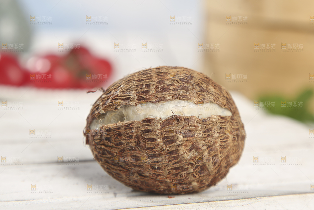 浅底上的新鲜小芋头