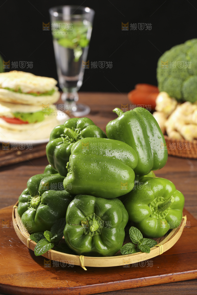 木底上的圆青椒