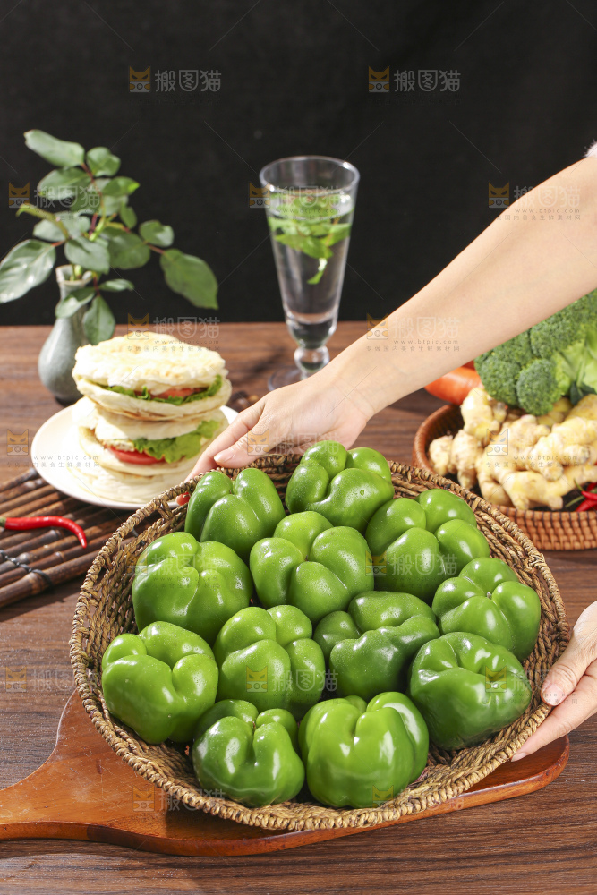 木底上的圆青椒