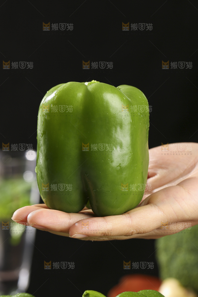 木底上的圆青椒
