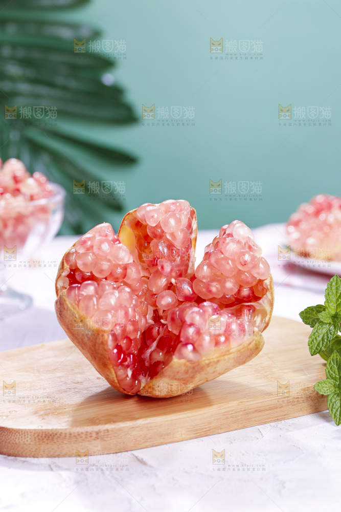 浅底上的蒙自石榴