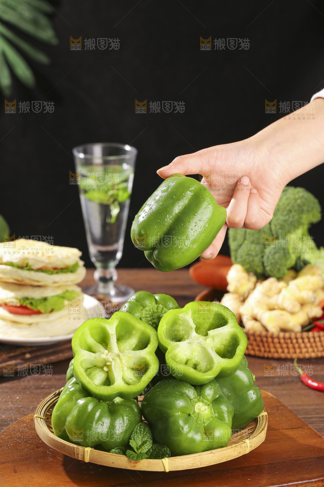 木底上的圆青椒