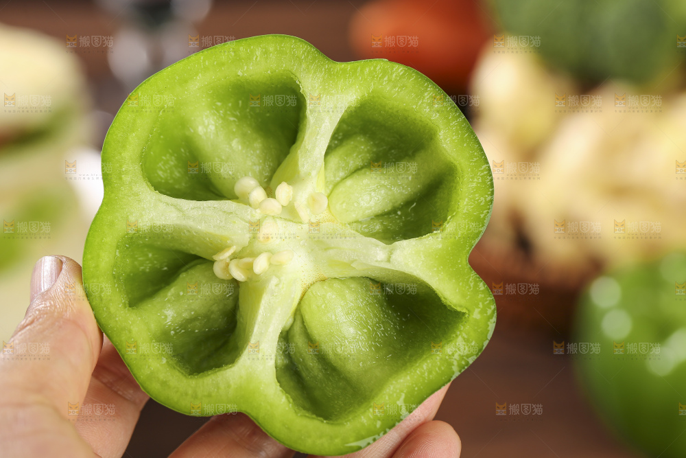 木底上的圆青椒