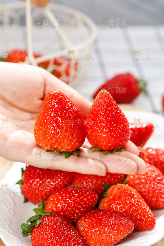 浅底上的丹东草莓