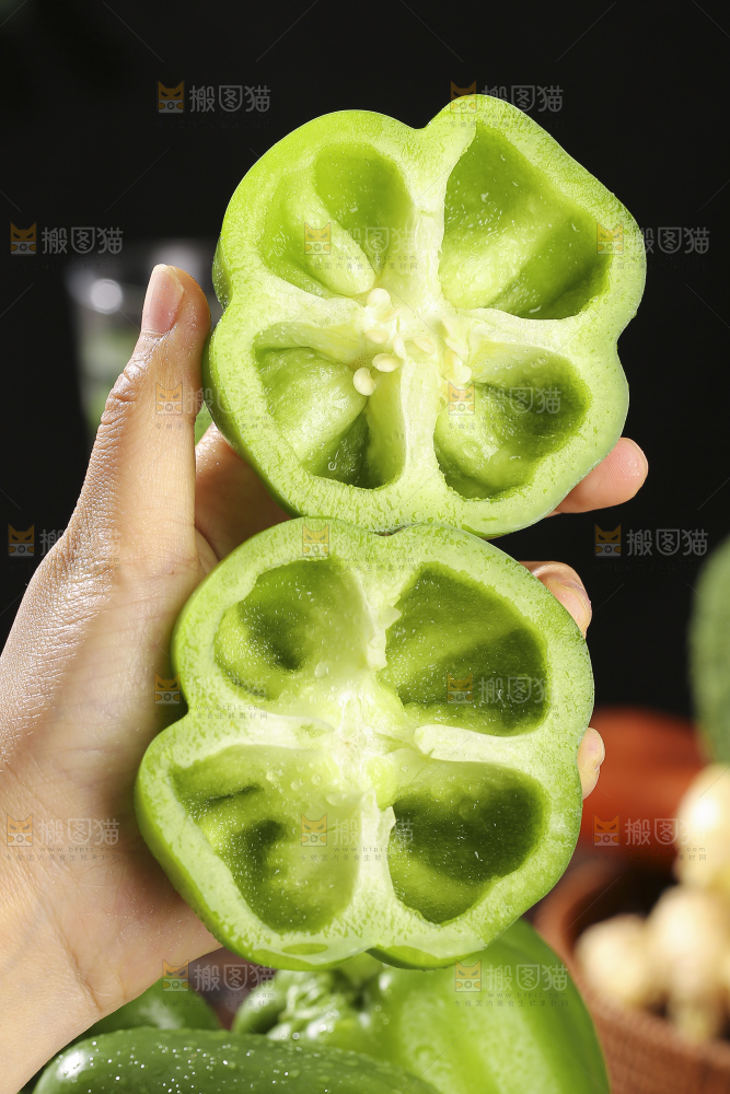 木底上的圆青椒