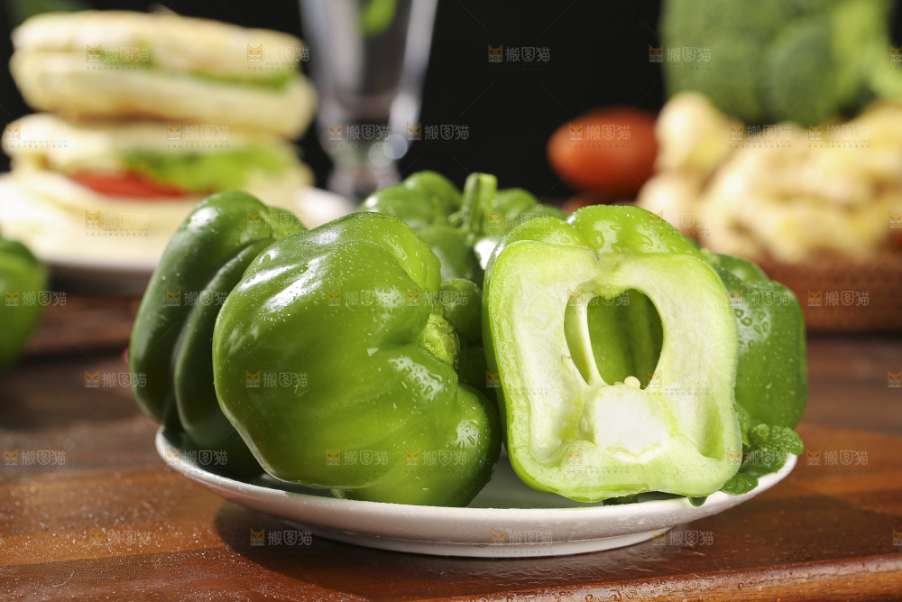 木底上的圆青椒