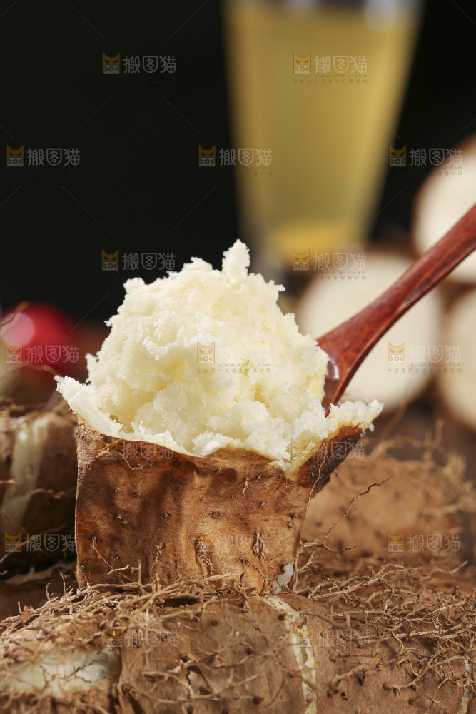 深底上的新鲜毛薯