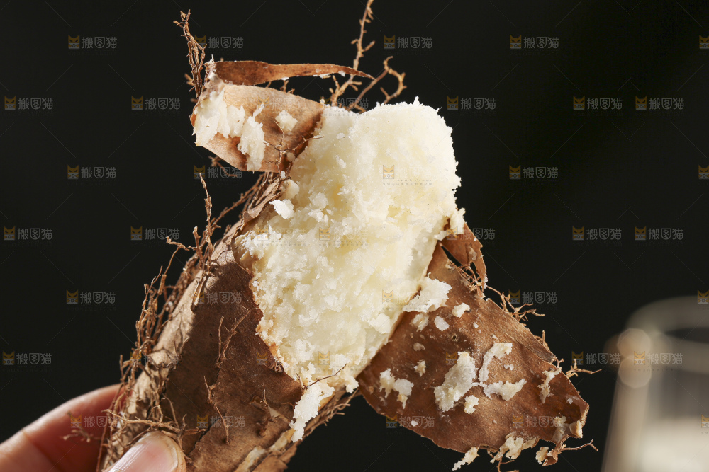 深底上的新鲜毛薯