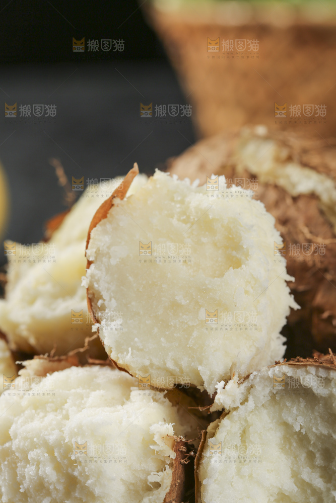 深底上的新鲜毛薯