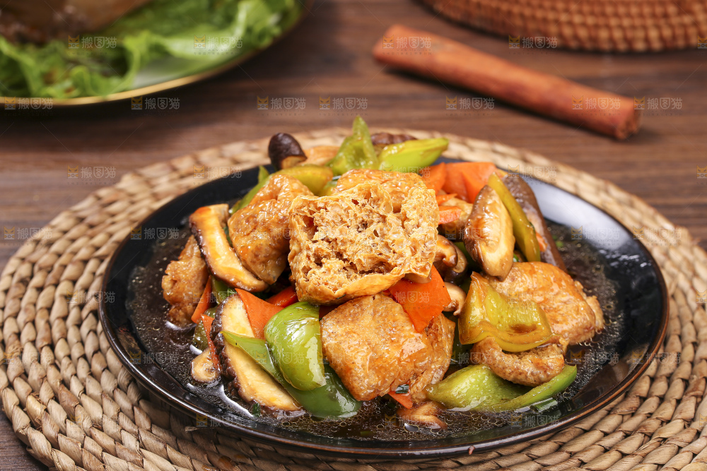 深底上的炒豆泡