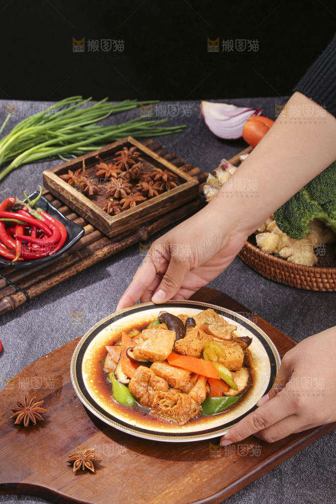 深底上的炒豆泡