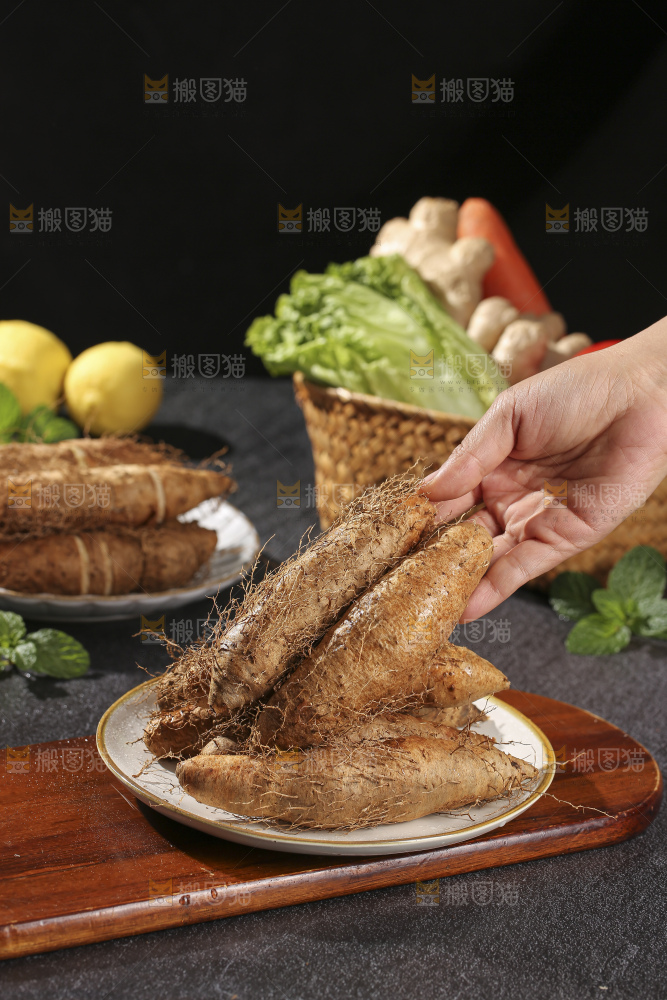 深底上的新鲜毛薯