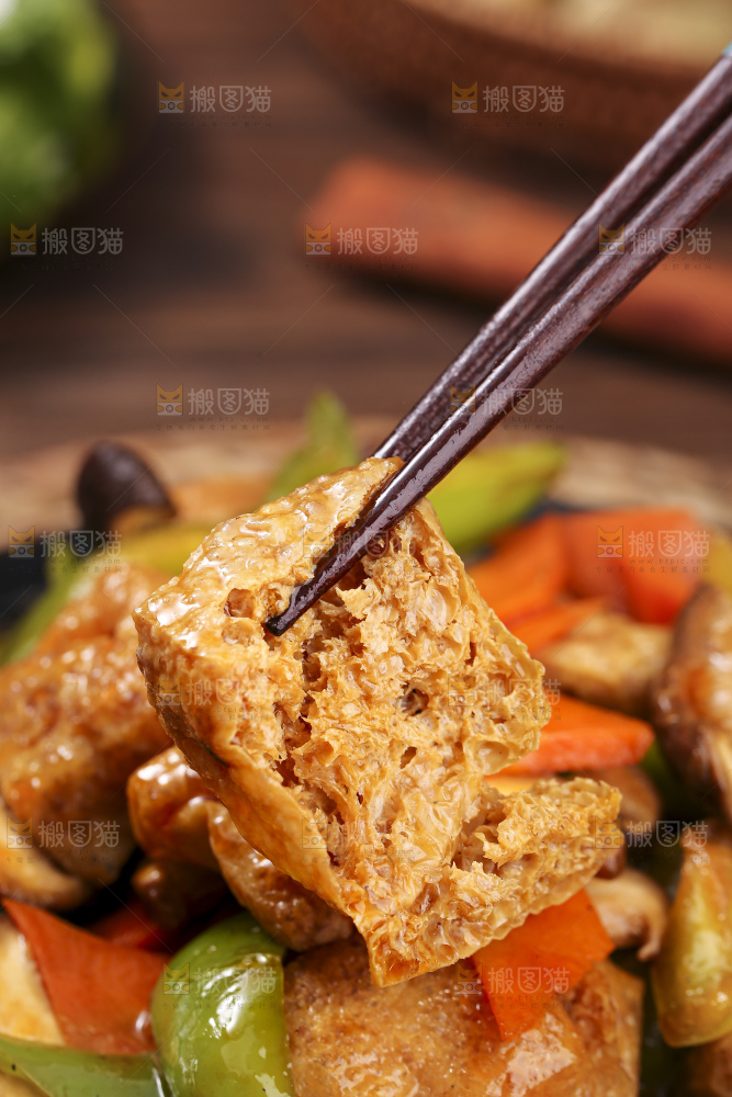 深底上的炒豆泡