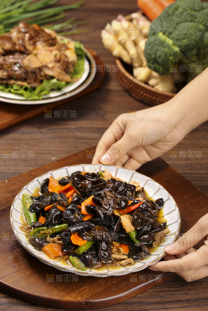 深底上的黑木耳炒肉