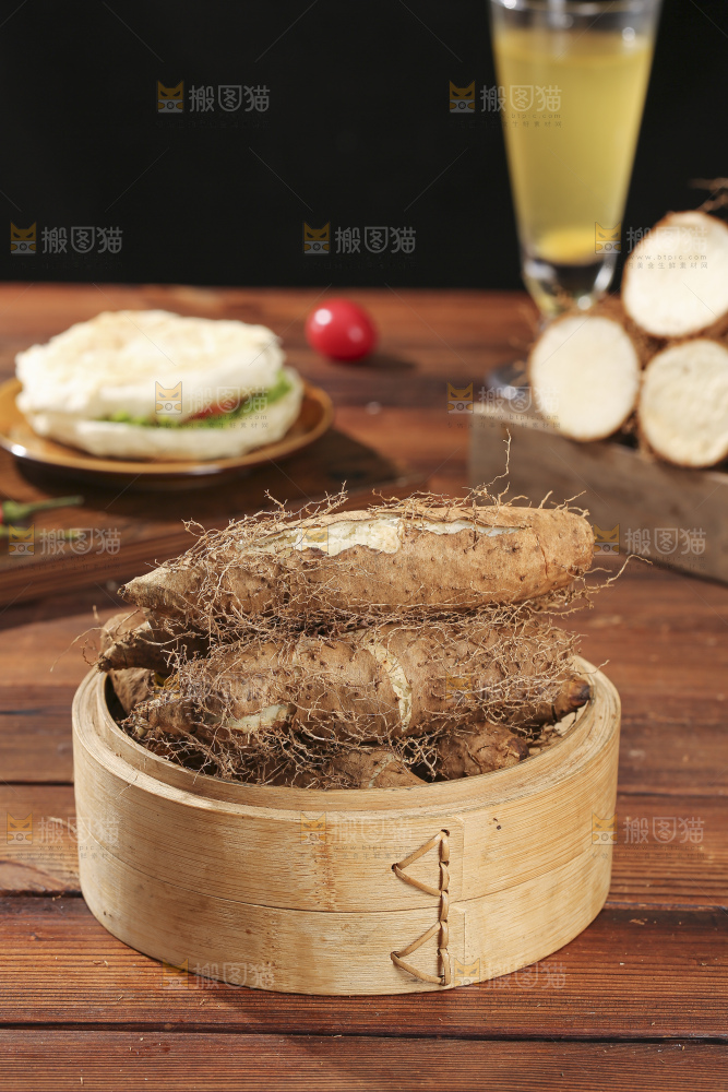 深底上的新鲜毛薯