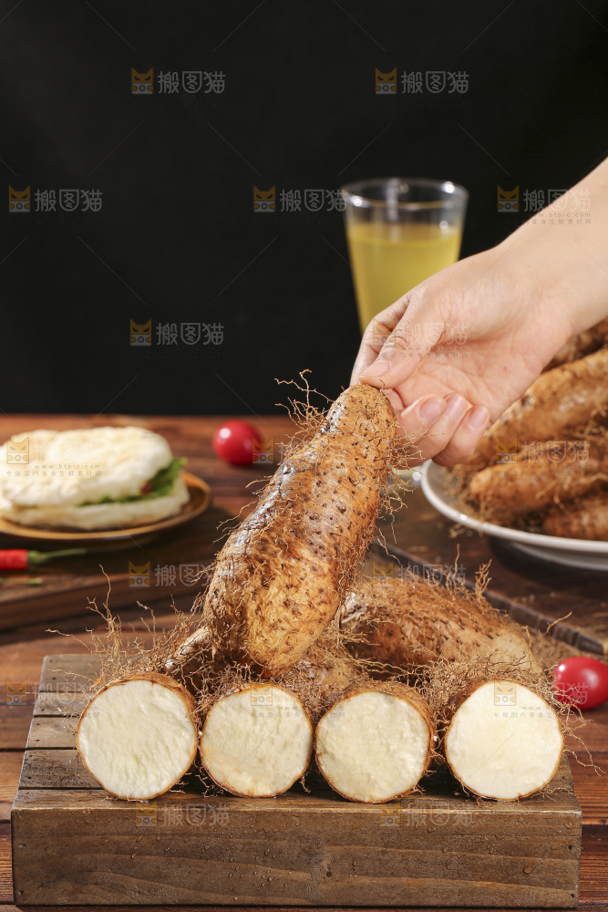 深底上的新鲜毛薯