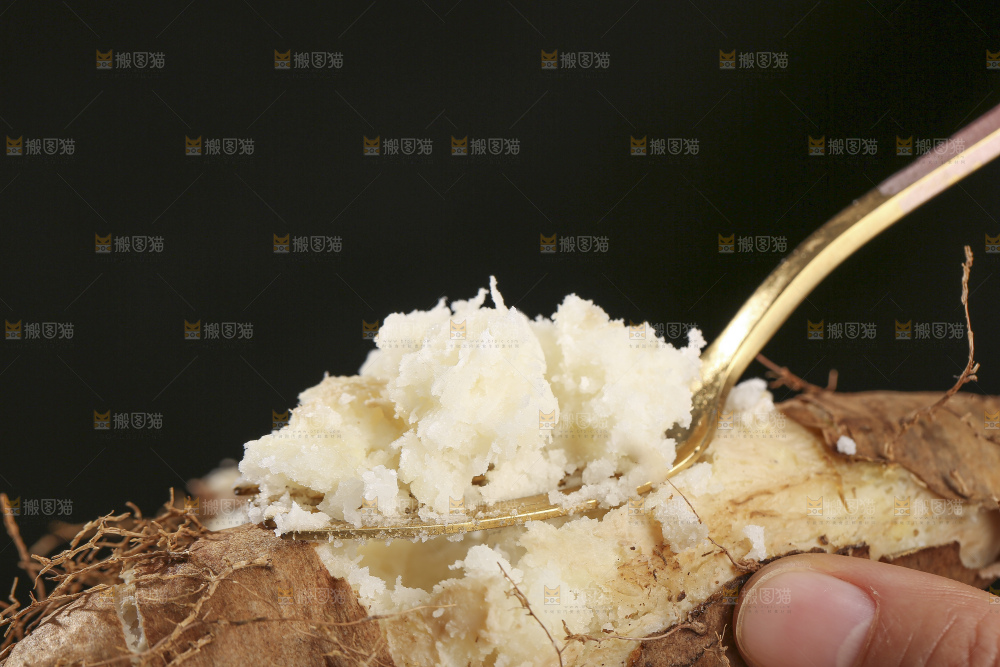 浅底上的新鲜毛薯