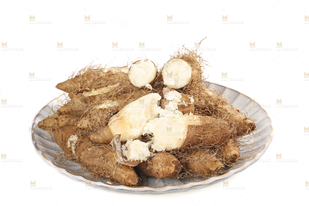 白底上的新鲜毛薯