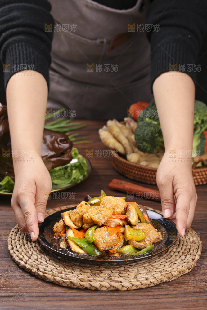 深底上的炒豆泡