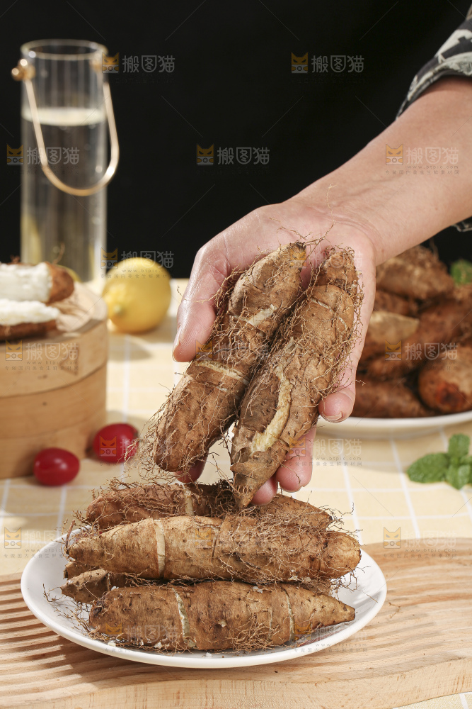 浅底上的新鲜毛薯